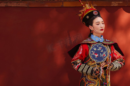 中国古风图片摄影照片_身穿清宫服的青年女人