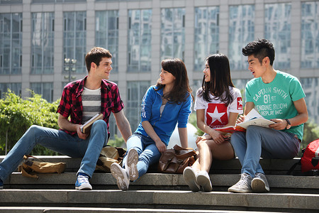 四个大学生在校园里聊天