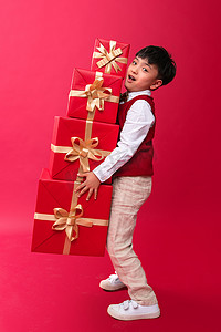 帅气的小男孩摄影照片_帅气的小男孩抱着礼物