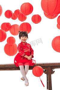 新春白色摄影照片_小女孩拿着红灯笼喜迎新春