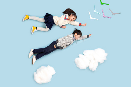 快乐儿童模拟在天空飞翔