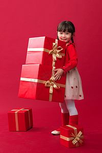 可爱的圣诞元素摄影照片_快乐的小女孩收到节日礼物