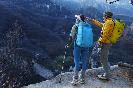 青年登山者伴侣站在山顶俯瞰