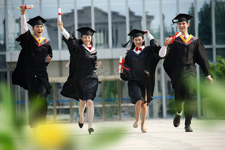 四个彩色摄影照片_四个身穿学士服的大学生