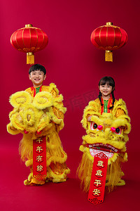 对联的摄影照片_欢乐的男孩女孩舞狮庆祝新年