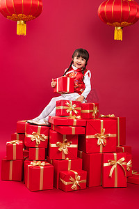 新年包装盒摄影照片_幸福的小女孩收到许多新年礼物