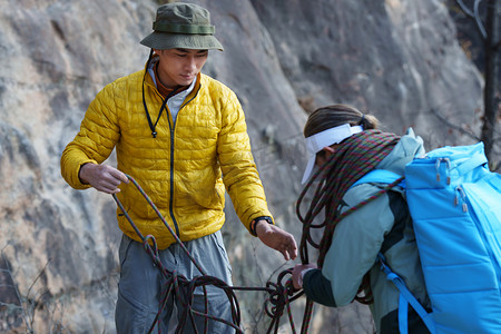 青年登山者伴侣整理绳索