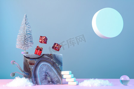 几何冬季摄影照片_冬季的新年生活，楼梯，圣诞树，太阳，雪和几何形状，粉红蓝色的背景，霓虹灯.