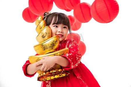 灯笼新年金色摄影照片_可爱的小女孩抱着金元宝