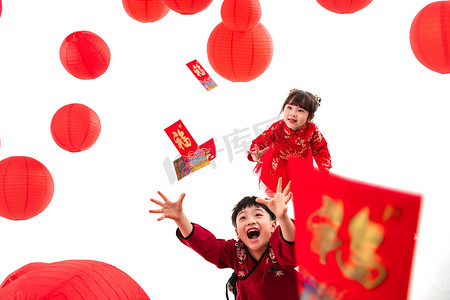 红包新年活动摄影照片_红灯笼下的男孩女孩伸手接红包
