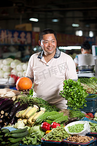 卖菜摄影照片_一个菜农在菜市场里卖菜