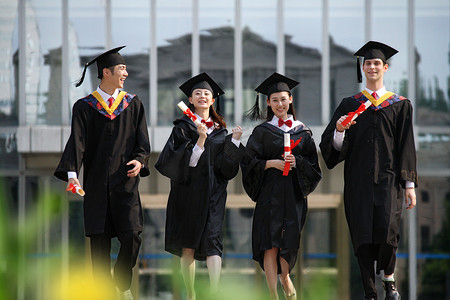 四个身穿学士服的大学生