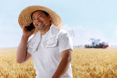 一个农民在麦田里打电话