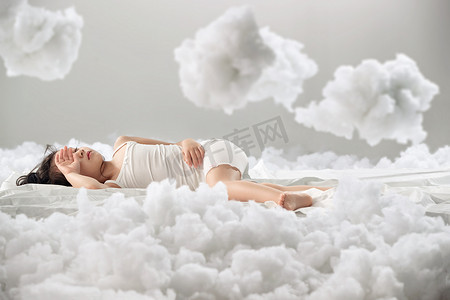 天空云朵创意摄影照片_可爱的小女孩躺在云朵上