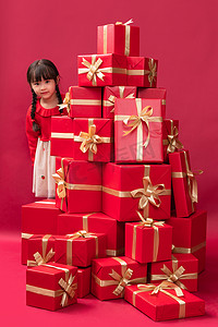 可爱的圣诞元素摄影照片_快乐的小女孩收到许多节日礼物