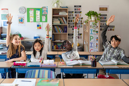 女生友谊摄影照片_国际学校学生在教室里上课