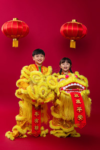 舞狮春节图片摄影照片_欢乐的男孩女孩舞狮庆祝新年