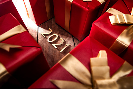 新年红色礼盒摄影照片_新年礼物