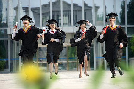毕业纪念摄影照片_四个身穿学士服的大学生