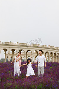 紫色柱子摄影照片_东方三口之家户外郊游