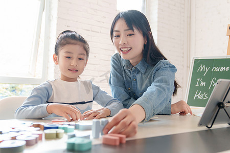 家教老师摄影照片_家教老师辅导小学生学习英语