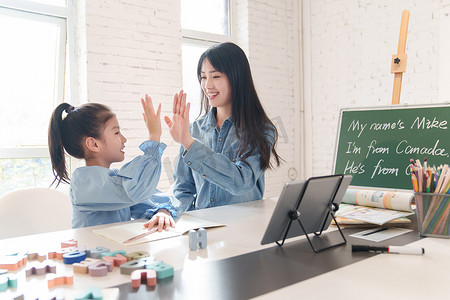 愉悦摄影照片_家教老师辅导小学生学习英语