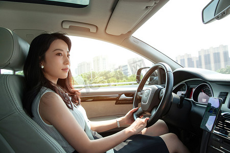 亚洲司机摄影照片_开车的青年女人