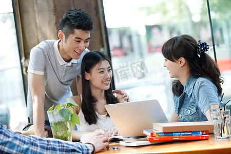 学习绿色摄影照片_四个大学生在室内聊天学习