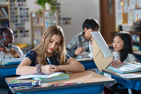 国际学校学生在教室里学习