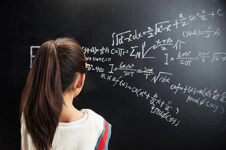 儿童数学摄影照片_小女孩思考黑板上的数学题