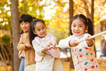 秋天摄影照片_小学生在拔河比赛