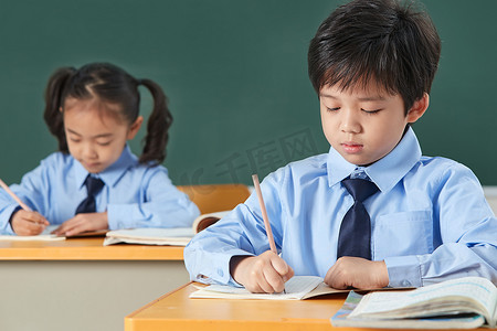 上课走神摄影照片_小学生在教室里上课