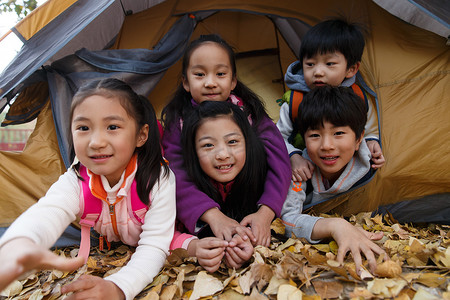 秋天摄影照片_小学生在户外露营