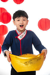 灯笼新年金色摄影照片_可爱的小男孩抱着金元宝