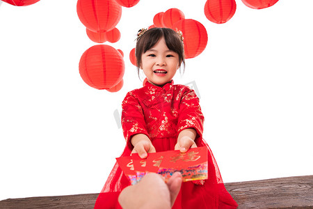 新年祝贺摄影照片_新年收到红包的快乐小女孩