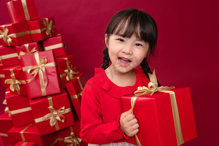 快乐的小女孩收到许多节日礼物