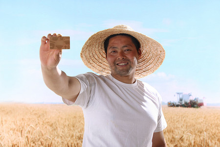 一个农民手拿信用卡