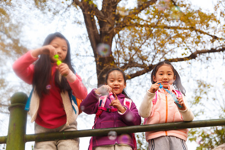 秋天摄影照片_小学生在户外玩耍