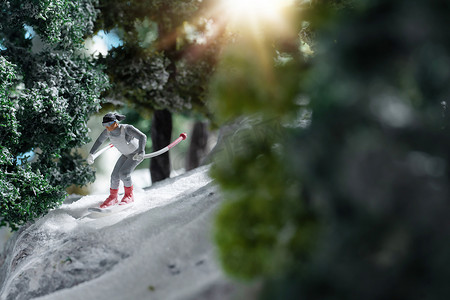 人偶摄影照片_创意微观滑雪