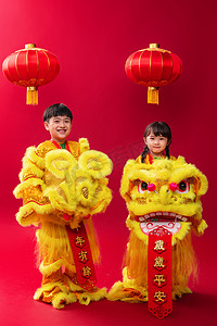 舞狮春节图片摄影照片_欢乐的男孩女孩舞狮庆祝新年