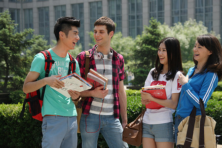 四个大学生在校园里聊天
