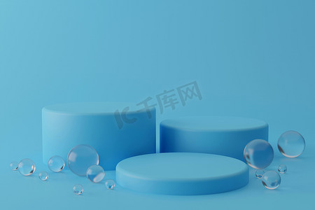 简约几何圆形摄影照片_三个圆柱形几何模型的讲台上明亮的蓝色背景与圆形玻璃球在地板上。化妆品广告的简约时髦风格。3D渲染说明.