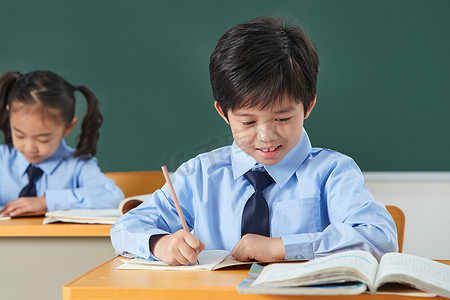 上课问号摄影照片_小学生在教室里上课