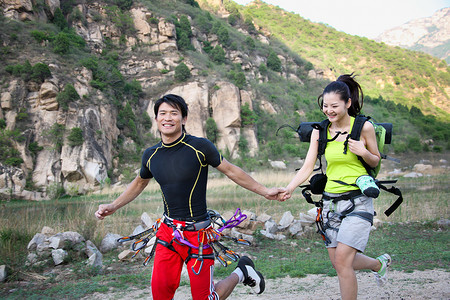 运动项目图片摄影照片_东方情侣户外攀岩