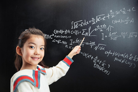 数学思考摄影照片_小女孩指着黑板上的数学题