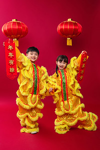 舞狮春节图片摄影照片_欢乐的男孩女孩舞狮庆祝新年