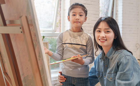 家教老师辅导小学生学习绘画