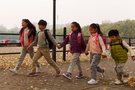 放学路上摄影照片_小学生在放学的路上