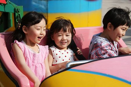 儿童娱乐设施摄影照片_东方儿童在户外玩耍