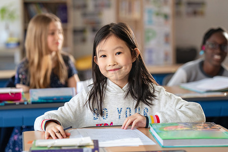 国际学校学生在教室里上课